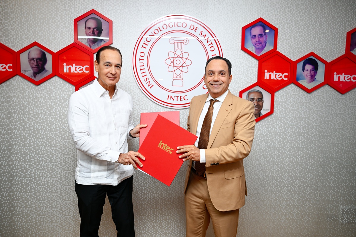 INTEC and AI ROBOTIX representatives signing agreement